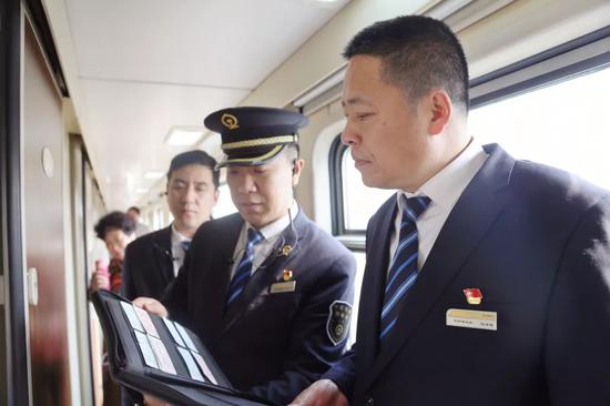 赵荣图片:想了解铁路提速史?他们家就能说清楚