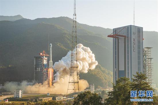 2019年11月23日8时55分，我国在西昌卫星发射中心用长征三号乙运载火箭（及配套远征一号上面级），以“一箭双星”方式成功发射第50、51颗北斗导航卫星。 新华社发（郭文彬 摄)