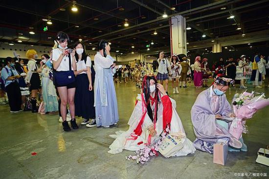 %title插图%num 女大学生漫展真空上阵 撩裙拍照被起诉