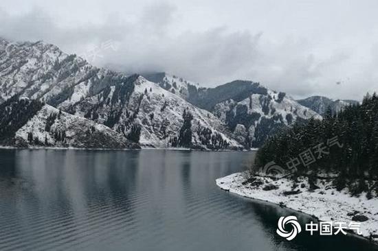 近日，新疆天山天池被皑皑白雪覆盖。（图/马燕）