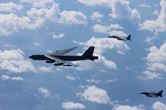  美国B-52H战略轰炸机前往东北亚与日本航空自卫队进行演习，这是美国提供核保护伞的具体体现之一。