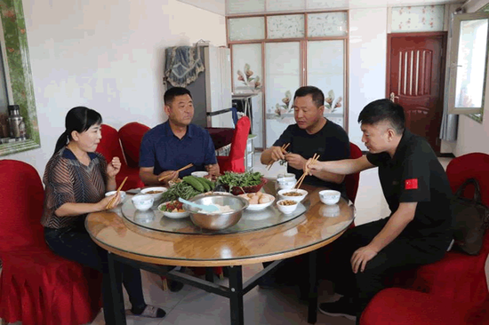 李德明(右二)"吃百家饭"
