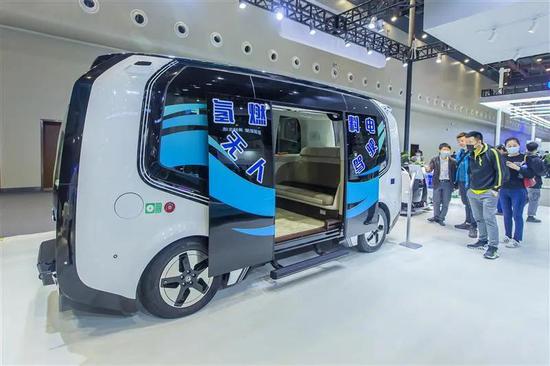 2020年11月20日，中國5G+工業(yè)互聯(lián)網(wǎng)大會在漢舉行，這是“5G+工業(yè)互聯(lián)網(wǎng)”領(lǐng)域首個國家級大會。圖為氫燃料電池無人駕駛巴士引來眾多參觀者。（湖北日報全媒記者 梅濤 攝）
