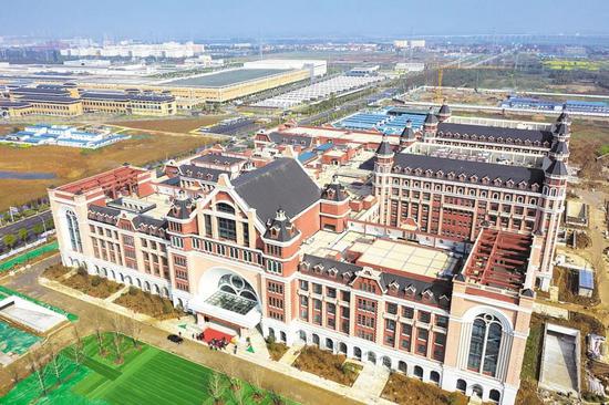 3月12日，武漢市臨空港經(jīng)開區(qū)（東西湖區(qū)）華中科技大學附屬協(xié)和醫(yī)院金銀湖院區(qū)鳥瞰。該院是湖北省公衛(wèi)應急建設重點工程，建成后將承擔國家區(qū)域重大疫情防控救治任務，一期工程已進入調(diào)試、驗收階段，即將投入使用。（湖北日報全媒記者 魏錸 通訊員 協(xié)宣 攝）
