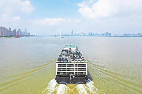  2020年6月4日，長江武漢段水域，一艘滿載商品車的滾裝船破浪前行。（湖北日報全媒記者 李溪 攝）