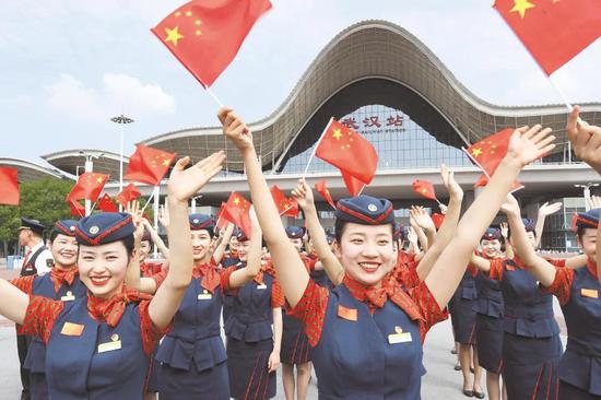 2020年9月28日，武漢鐵路部門啟動“十一”黃金周客運。當天，百名志愿者在武漢火車站歡迎全國各地旅客“坐高鐵游湖北”。（湖北日報全媒記者 陳勇 攝）