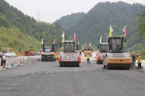 临建高速开始路面水稳底基层试验段摊铺。