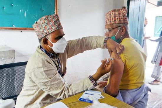 一名尼泊尔男子正在接种疫苗