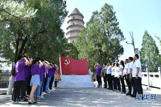 2020年6月29日，党员干部在延安市宝塔山重温入党誓词。新华社记者 张博文 摄