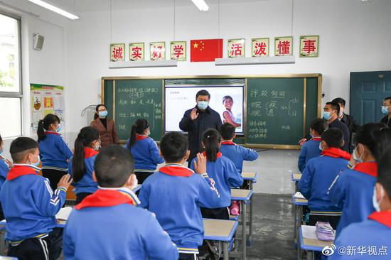 2020年4月,习近平总书记来到陕西省安康市平利县老县镇考察调研。新华社发
