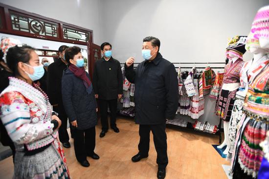 ↑2021年2月3日,习近平在贵州毕节市黔西县新仁苗族乡化屋村扶贫车间,了解发展特色苗绣产业、传承民族传统文化等情况。