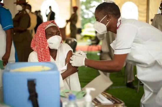  ▲非洲马拉维南部城市的一名居民在接种新冠疫苗。图片来源：新华网