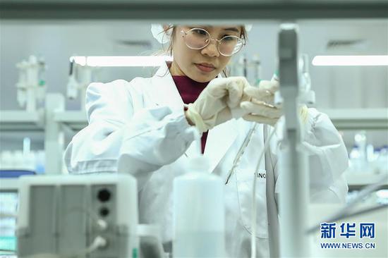 2020年12月23日，科兴中维工作人员在新冠病毒灭活疫苗质检实验室内进行检验工作。新华社记者 张玉薇 摄