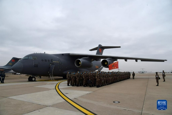 一批增援武汉的军队医护人员乘坐国产运-20运输机抵达武汉天河机场（2020年2月13日摄）。新华社记者 黎云 摄