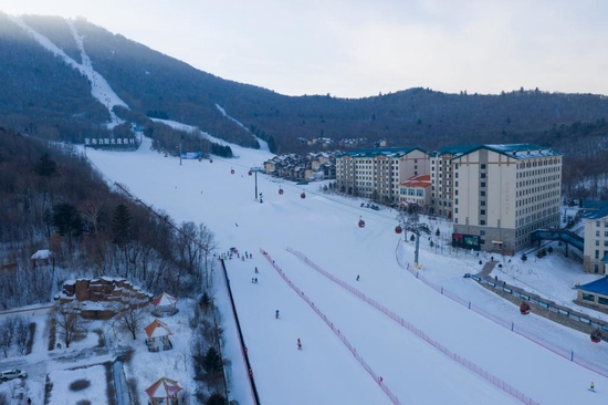 2022年1月21日，在黑龙江省亚布力滑雪旅游度假区一处滑雪场，滑雪爱好者在滑雪（无人机照片）。新华社记者 谢剑飞 摄