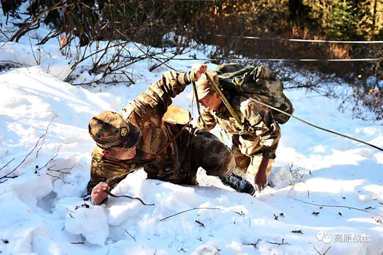 亿万网友见证!詹娘舍哨所官兵风雪中守卫祖国边防线