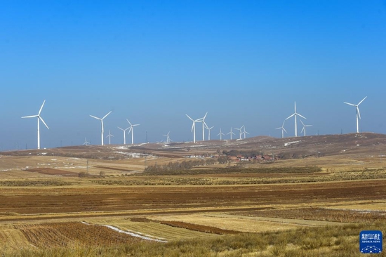 这是1月20日拍摄的位于乌兰察布市察哈尔右翼中旗的恒润风电场。新华社记者 李志鹏 摄