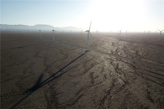 这是2021年12月8日拍摄的中节能（甘肃）风力发电有限公司玉门昌马风电场的风机（无人机照片）。新华社记者 范培<p><strong  class=