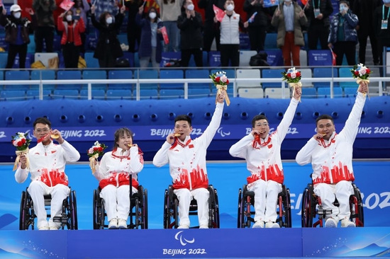 中国轮椅冰壶队夺得北京冬残奥会冠军。