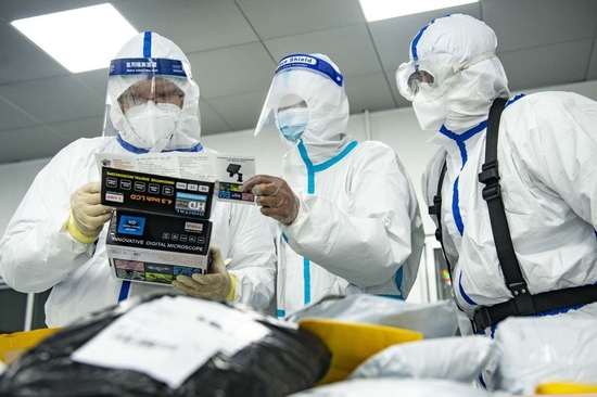  2021年2月6日，新疆阿拉山口海关工作人员在抽检中欧班列货品。新冠肺炎疫情发生以来，中欧班列承接空运、海运转移货源，实现逆势增长。