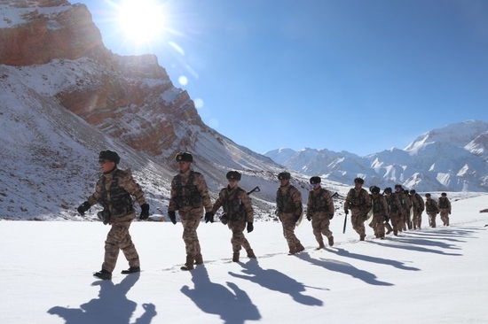  新疆军区某边防团5418米的河尾滩边防连官兵巡的画面。郭帅 摄