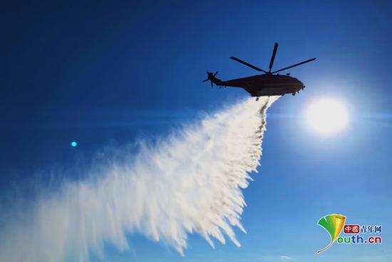 在飞机安全的前提下，直升机才能进行洒水作业等灭火、救援工作。 中国青年网记者 曹迪摄 
