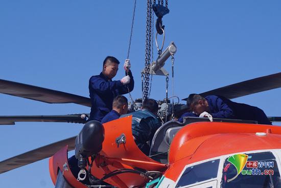 机械师检查直升机发动机。 中国青年网记者 曹迪摄