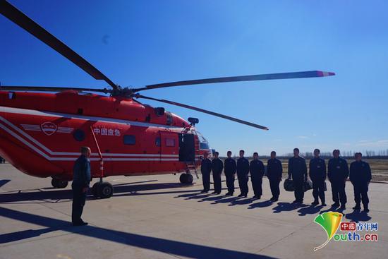 直升机起飞前，机长向包括机械师在内的机组人员下达飞行指示。 中国青年网记者 曹迪摄 
