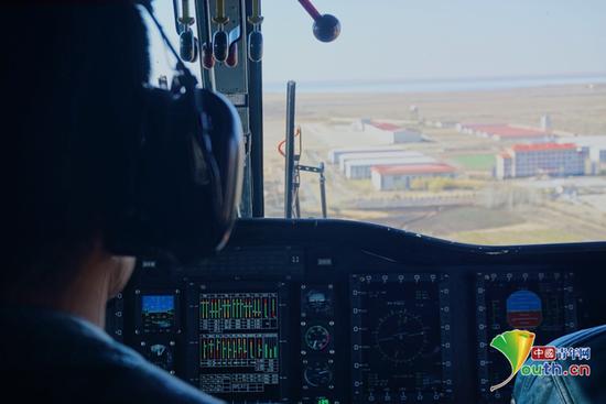 机械师在飞行过程中时刻检查飞行安全状态。 中国青年网记者 曹迪摄