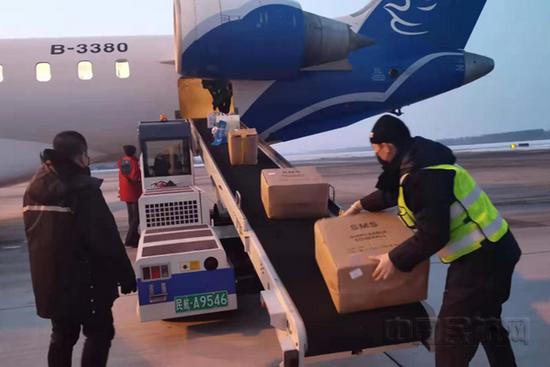 华夏航空客机正在乌兰浩特装载医疗物资