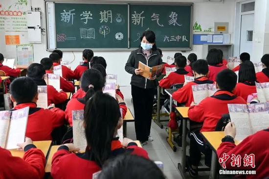 资料图：3月1日，河北石家庄翟营大街小学，学生们开启新学期第一节课。中新社记者 翟羽佳 摄