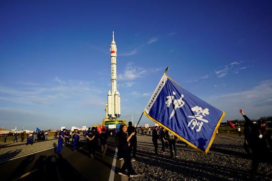  垂直转运中的长二F遥十二火箭。 本文图片来源：航天科技集团有限公司所属中国运载火箭技术研究院。