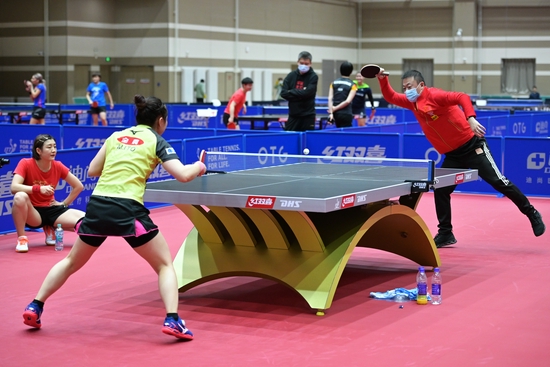   After the 2020 Women's World Cup, the participating players of the associations are preparing for the match. Ma Lin, the head of the coaching staff of the National Table Tennis Women's Team, and the Japanese teenager Mima Ito