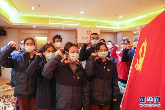 广州中山大学附属第一医院驰援武汉医疗队火线入党的新党员在武汉汉口医院宣誓（2020年3月2日摄）。新华社发