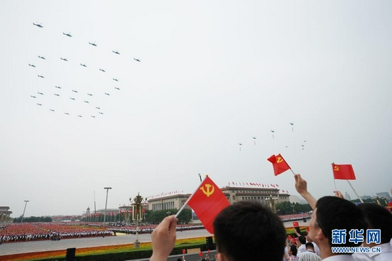 7月1日上午，庆祝中国共产党成立100周年大会将在北京天安门广场隆重举行。这是飞行庆祝表演。新华社记者 鞠焕宗 摄