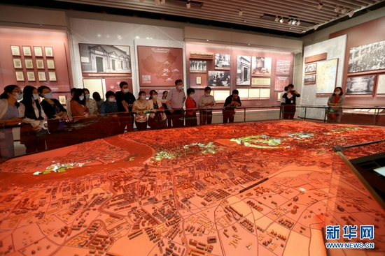 这是6月1日在上海的中共一大纪念馆拍摄的“光荣之城”巨型沙盘。新华社记者 刘颖 摄