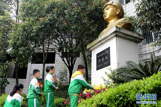 湖南吉首大学师范学院附属小学学生为罗盛教烈士塑像献花（2016年3月31日摄）。新华社发（彭彪 摄）