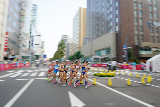 2021年8月6日，在日本札幌举行2020东京奥运会女子20公里竞走比赛。图|新华社