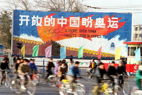 北京为申办2000年奥运会在东单路口设立的一幅宣传画。图|新华社