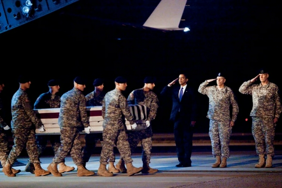 2009年10月29日,美国多佛空军基地,空军C-17军用运输机运送回在阿富汗丧生的美国陆军中士戴尔·R·格里芬的遗体。美国总统奥巴马(右三)出席仪式。