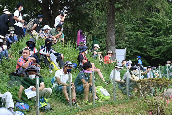 2021年7月26日，观众在日本静冈县的赛道边观看山地自行车比赛，在奥运会期间，东京地区及周边的比赛场馆不允许观众进入。图|新华社