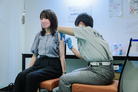 2021年8月2日，日本东京，市民在当地一所大学的接种点接种新冠疫苗。图|人民视觉