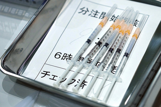  2021年7月1日，日本东京，用于准备注射的新冠疫苗。图|人民视觉