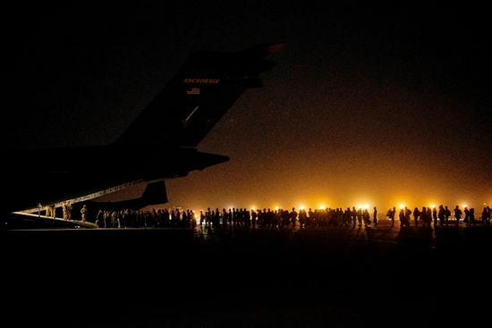  8月19日，人们在阿富汗喀布尔登机撤离。图/人民视觉