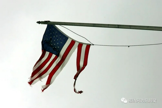 (破碎的美国国旗.图片来自网络)