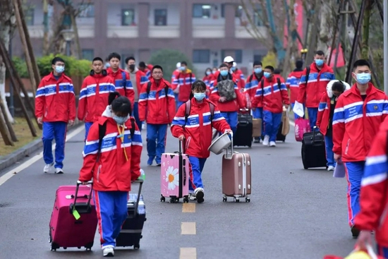 “重点学校”复办初中之后,与周边学校会不会产生竞争,还很难说。/视觉中国