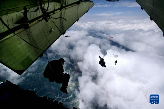 15名空降兵从地震灾区四川茂县上空4999米的高空奋不顾身跳下，进入道路阻断的灾区参加救援（2008年5月14日摄）。新华社发（刘应华 摄）