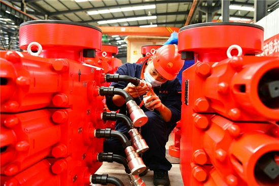 10月15日，在位于河北省任丘市的河北新铁虎石油机械有限公司，工人在检查产品质量。新华社记者 牟宇 摄