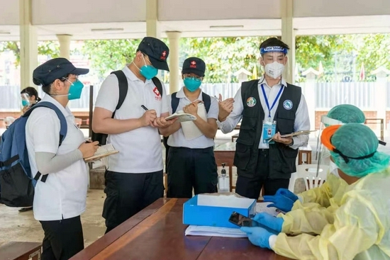 2021年5月7日，中国政府医疗专家组在老挝首都万象考察一个新冠病毒采样点，了解采样流程、信息采集、密切接触者判定标准和环境消毒等情况。新华社发（中国政府医疗专家组供图）