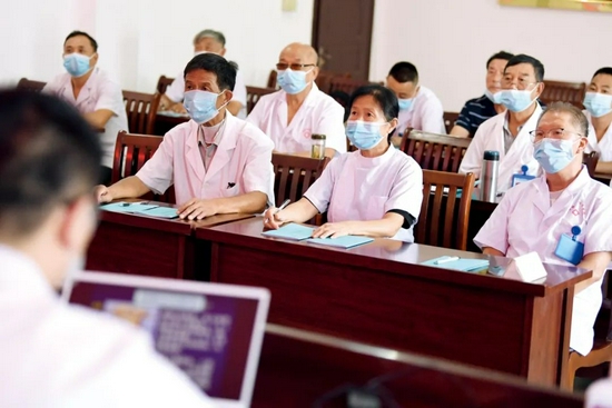 9月24日，安徽宣城市泾县，乡村医生在榔桥镇中心卫生院参加培训。图/新华